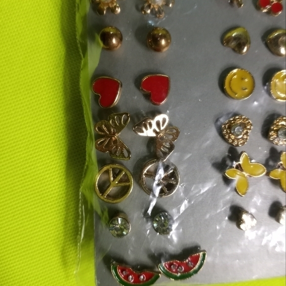 Lux accessories multi earring set flower 🌸 butterfly 🦋 heart ♥ crystals smilie - Picture 3 of 6